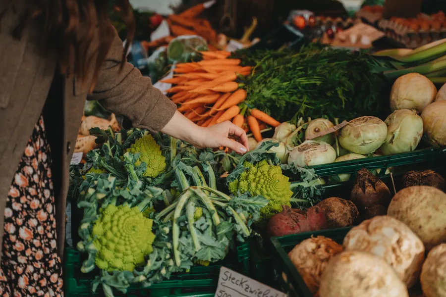 Étal de légumes frais sur un marché local